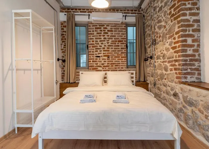 Stone Just A 3min Walk From The Clock Tower * Esmirna