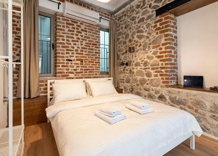 Stone Just A 3min Walk From The Clock Tower Apartamento Esmirna