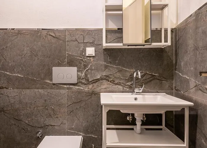 Stone Just A 3min Walk From The Clock Tower * Esmirna